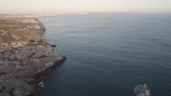 Idyllic view of Sagres coast. Reveal of Fort of Santo Antonio de Belixe, Algarve alt