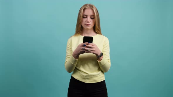 Young Concentrated Woman Using Smartphone, Serious Surprised Girl Texting on Her Phone alt
