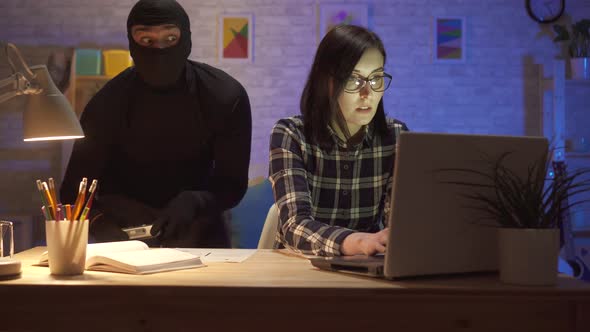 Thief Takes Pictures of Other People's Documents and Takes a Selfie alt