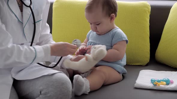 Medicine and Health Pediatrics Covid19 Concept Closeup Young Woman Nurse or Doctor Pediatrician of alt