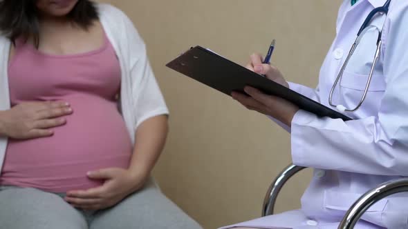 Pregnant Woman and Gynecologist Doctor at Hospital alt