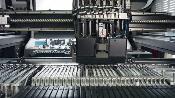 SMT machine places resistors, capacitors, transistors on circuit boards at high speed alt
