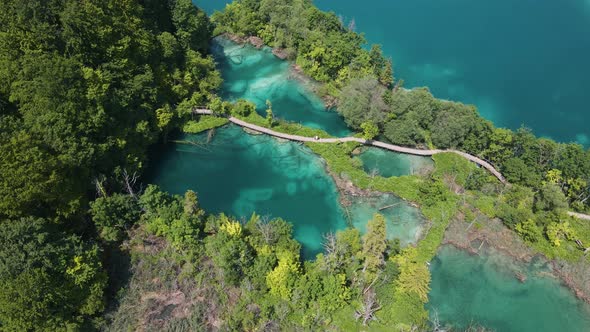 Incredible view of the beautiful Plitvice Lakes National Park with many green plants and beautiful l alt
