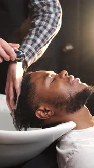 Young Africanamerican Man Visiting Barbershop alt