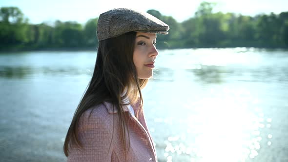 Portrait of a beautiful young woman alt