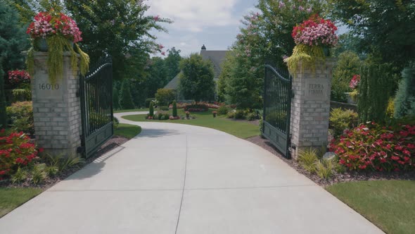 Beautiful footage of the entrance to an enormous mansion on a bright sunny day alt