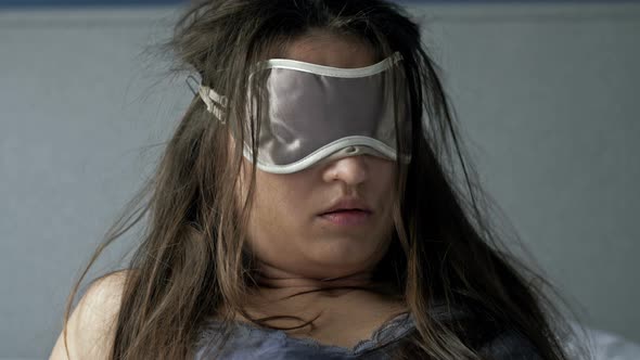 Hard Awakening of a Woman After Excessive Alcohol Consumption alt