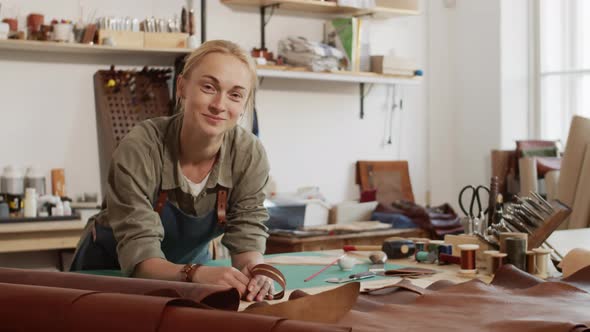 Craftswoman in Workshop alt