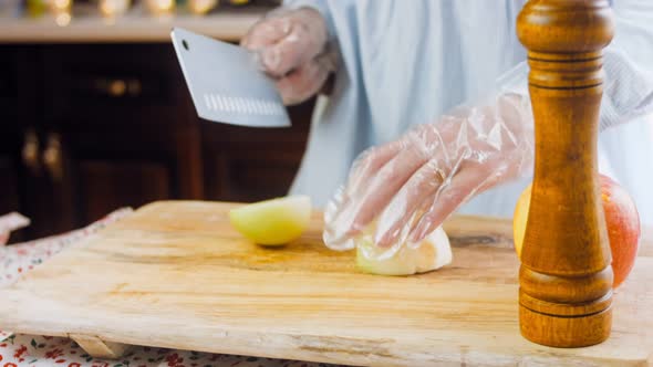 The Chef Professionally Cuts Onions with a Knife alt