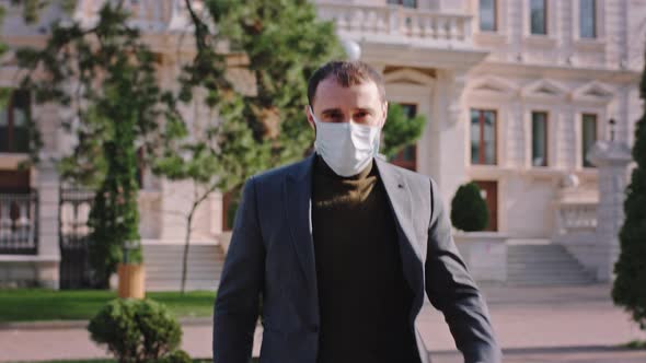 Running Guy in Front of the Camera in the Middle alt