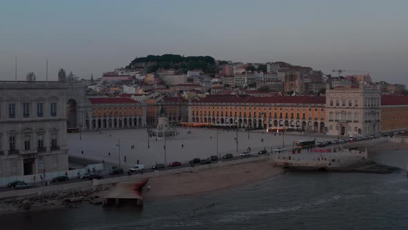 Close Up Low Aerial View of Praca Do Comercio Square with Arco Da Rua Augusta Monument By the Sea in alt