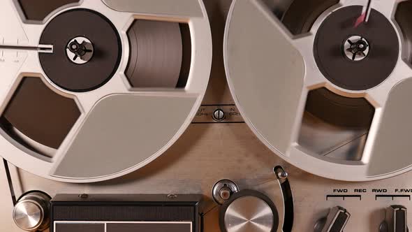 Operating a Vintage Reel to Reel tape recorder alt