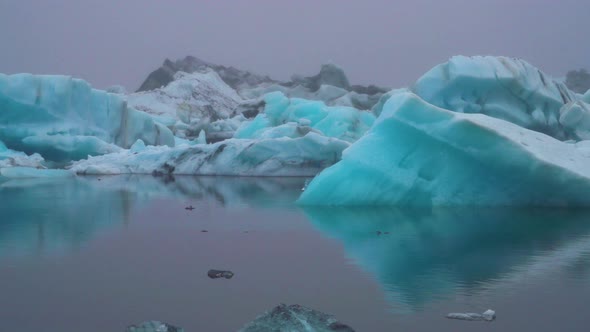 Icebergs in Jokulsarlon Glacial Lagoon in Iceland alt