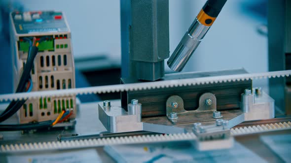 Machine Analysing a Detail alt