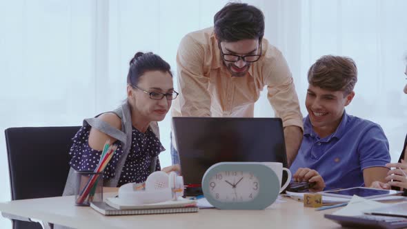 Successful Business People Celebrating Project Success at Office alt