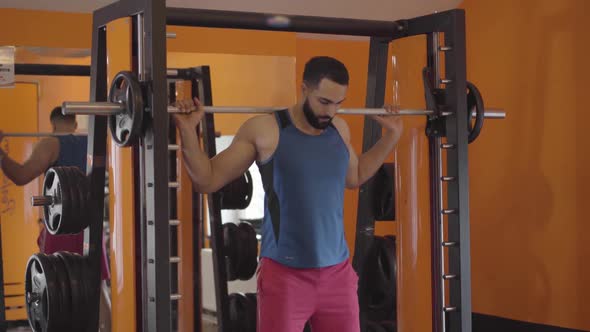 Young Sportive Middle Eastern Man Lifting Weights in Gym. Portrait of Handsome Sportsman Training in alt