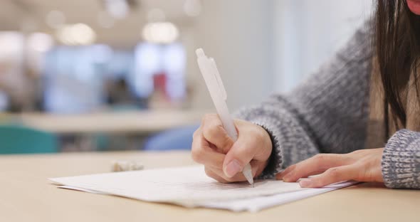 Student study in the library alt