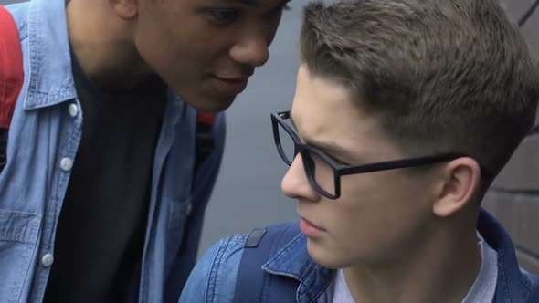 Afro-American College Student Slapping Caucasian Guy Trying to Intimidate, Abuse alt