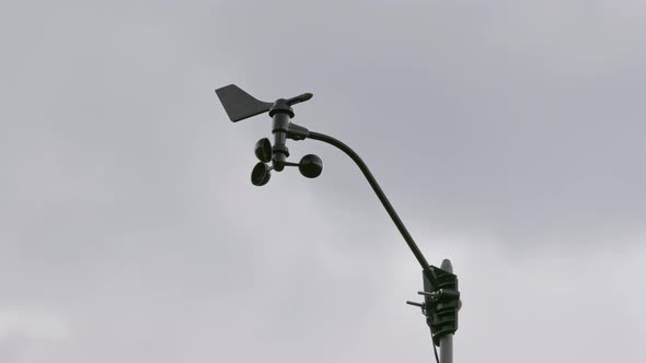 Weather Vane and Wind Gauge for Direct and Strength