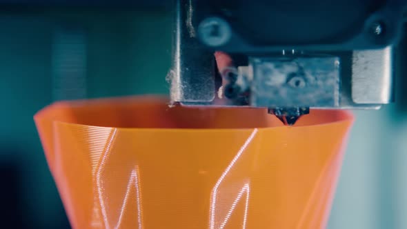 Orange Vase Throat Is Getting 3D-printed in Fast Motion alt