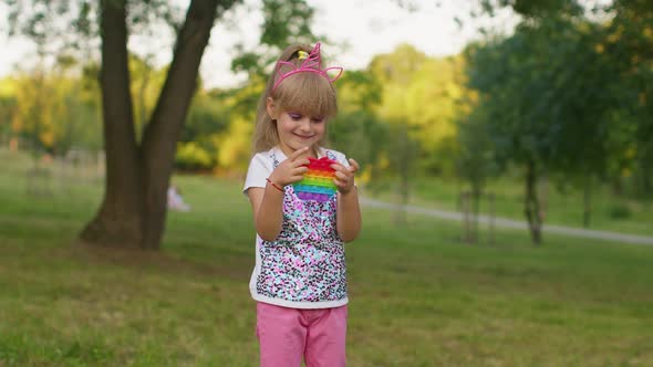 Children Girl Squeezing Presses Colorful Antistress Touch Screen Push Pop It Popular Toy in Park alt