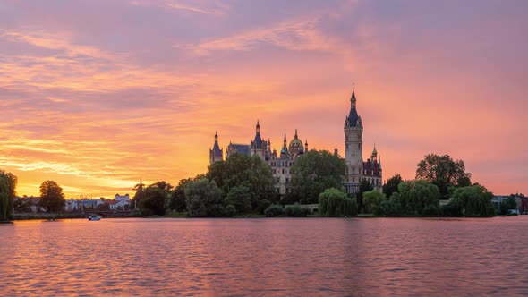 View of Schwerin Castle (Schloss Schwerin) on sunset alt