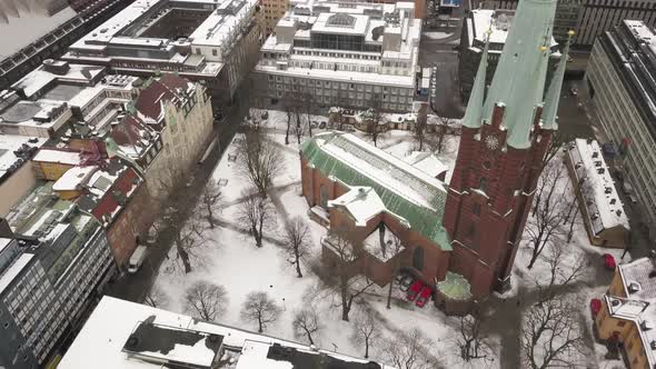 Cinematic wide angle revolving aerial shot of famous and historical St Clare church in central Stock alt