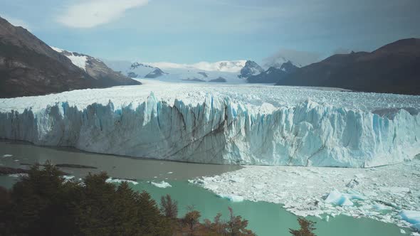 Wide view of spectacular Perito Moreno Glacier in Los Glaciares National Park, Patagonia alt