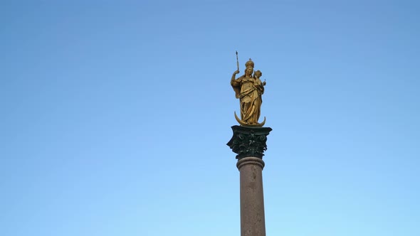 Pan Real Time Shot of Marian Column at Marienplatz in Munich, Germany. Real Time Shot. alt