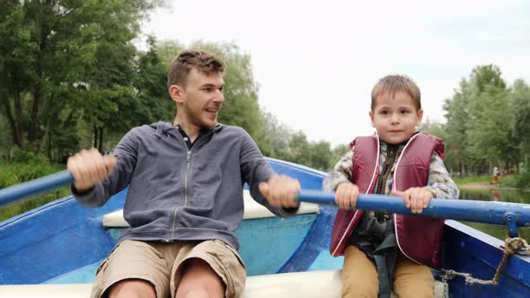 Happy family vacation alt