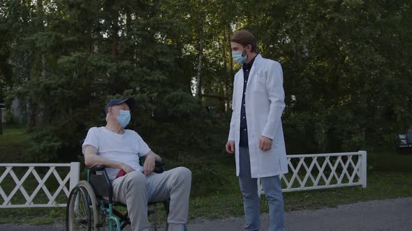 Coronavirus Measures Between Doctor and Patient alt