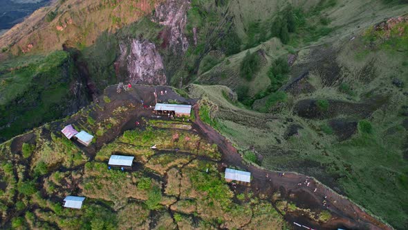 aerial top down of tourists at the cliff of Mount Batur volcano crater rim during sunrise in Bali In alt