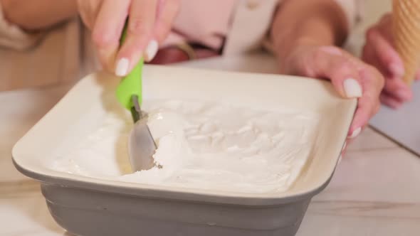 Rolling Ice-Cream Ball alt