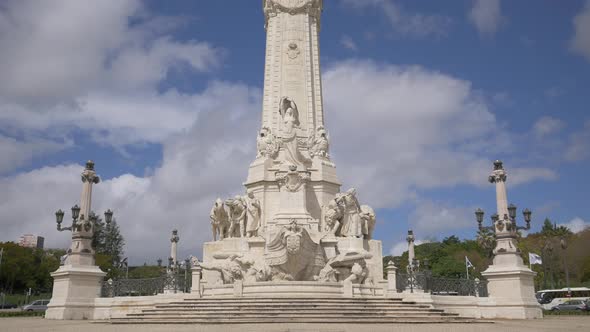 Tilt up view of Marques Do Pombal statue alt