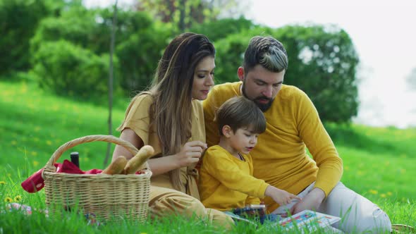 Family on a picnic alt