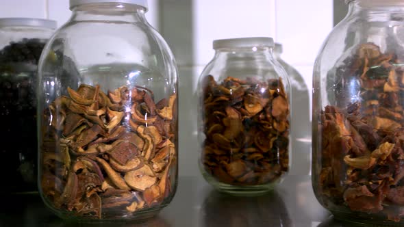 Dried Apples in Glass Jars alt