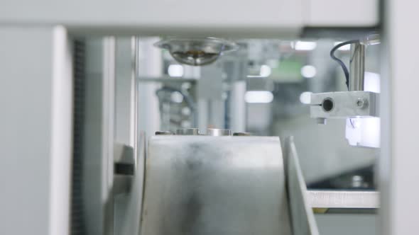 Advanced robotic machine manufacturing parts in an automated assembly line alt