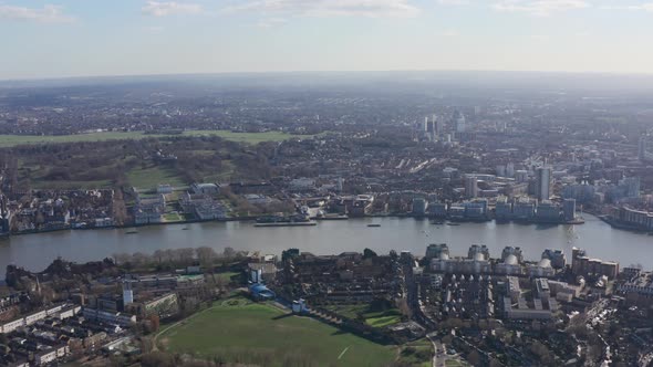 High drone shot over isle of dogs towards Greenwich university and observatory alt