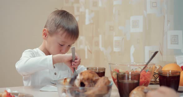 Small Boy Enjoys Dinner with His Family alt