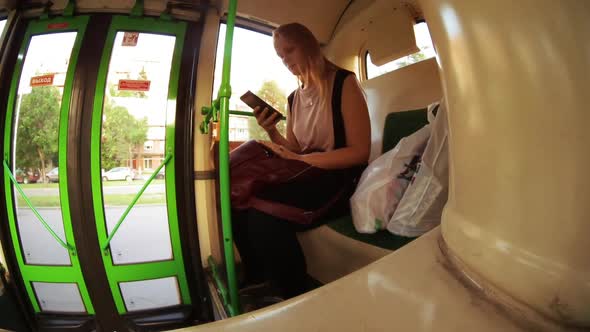 Timelapse of woman with mobile in the bus alt