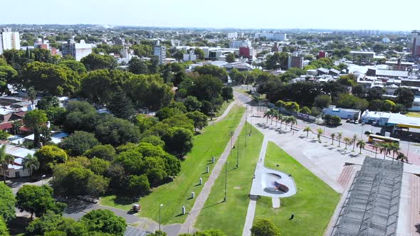 Skate Park, Plaza Ernesto Che Guevara, square (Rosario, Argentina) aerial view alt