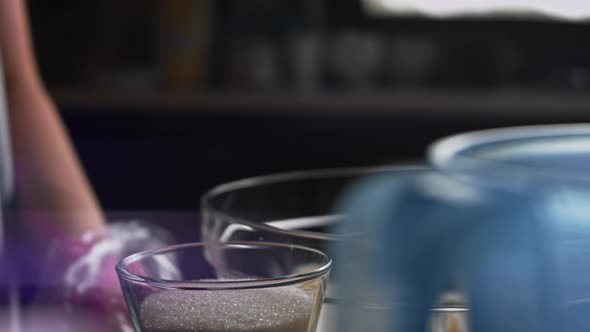 Bake the Dough for the Cake in the Form of Baking alt