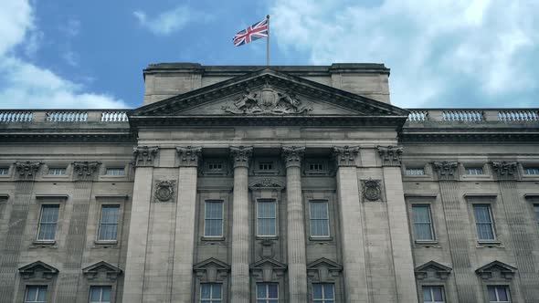 Buckingham Palace Building Front With Flag alt