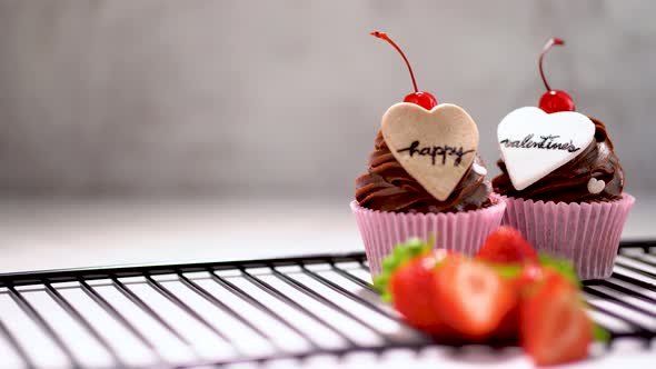 Happy Valentine's day cupcake tilt down
