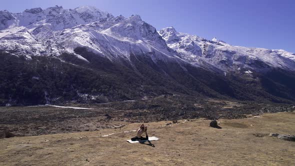 Man doing yoga in the Kyaniji Valley in Nepal alt