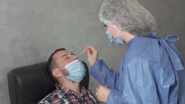 A health worker takes a sample of the corona virus for PCR in a polyclinic. alt