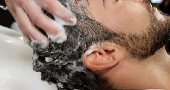 Man getting his hair wash alt
