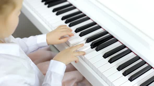 Little Girl Masterfully Plays Music on a Piano