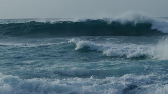 Ocean waves crashing in slow motion on North Shore of Oahu, Hawaii alt