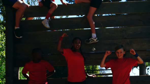 Trainer training kids in the boot camp alt